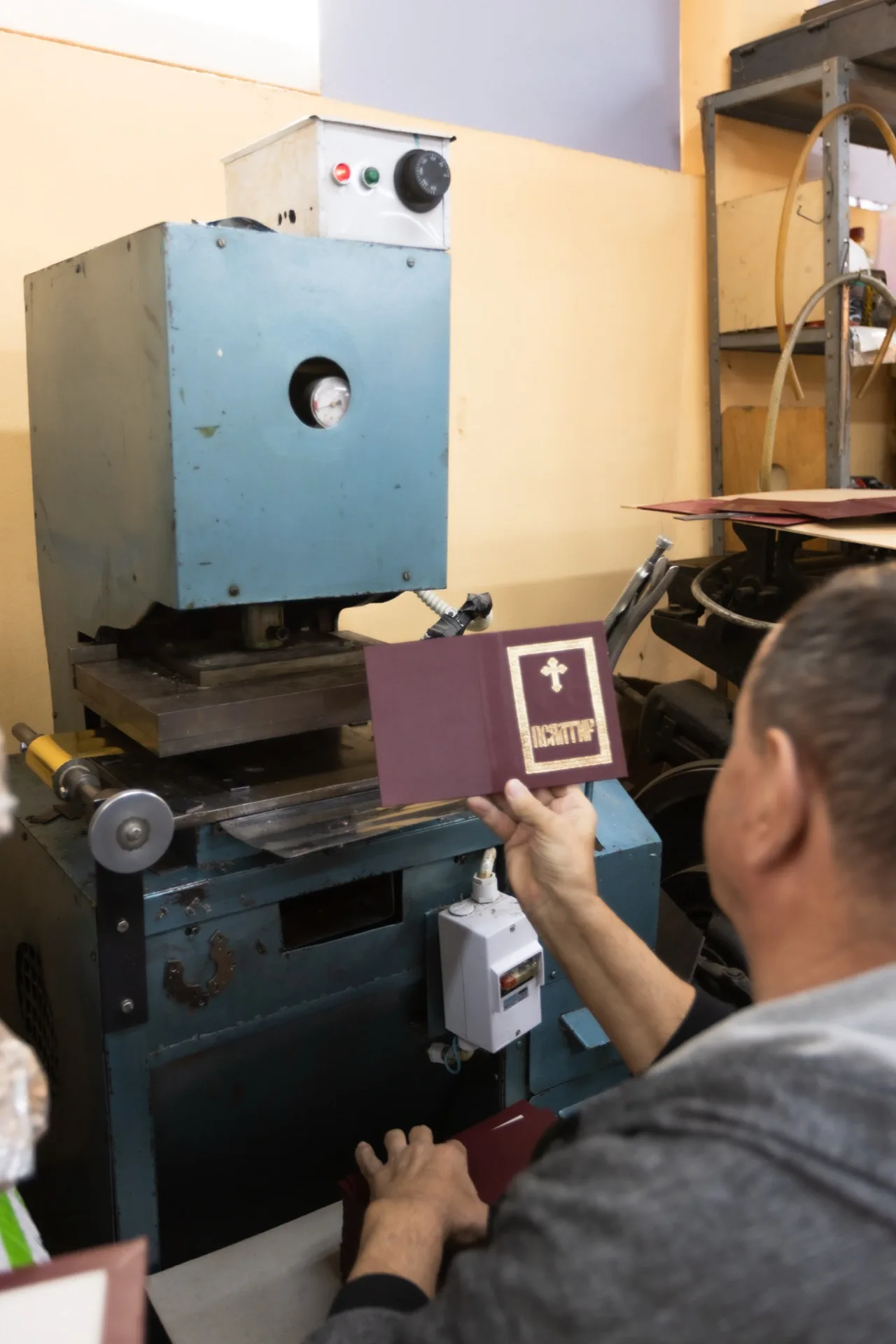 Zlatotisak i blindruk na koricama knjiga — štamparija Čivija Print